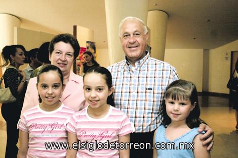 María Luisa Sordo de Sada, Sergio Sada Salinas, Ana Luisa, Ana Cris y Maricarmen Zolezzi Sada.