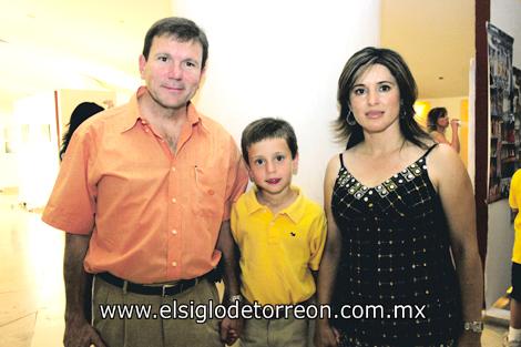 Carlos, Diego y Lucy González Castañón.