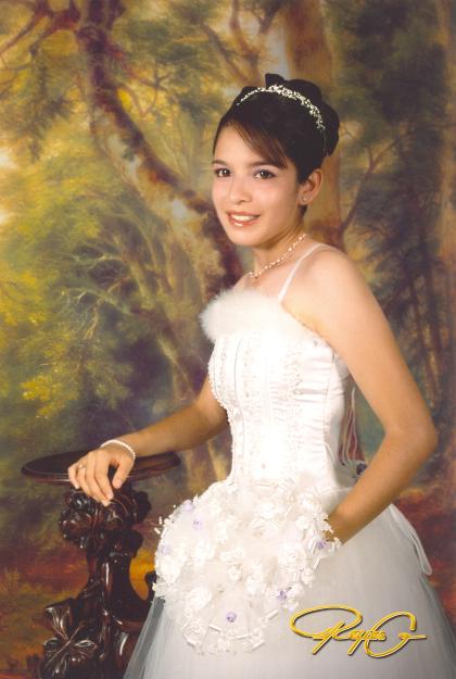 Srita. Berenice Muñiz Reyes, en una foto de estudio con motivo de sus quince años.