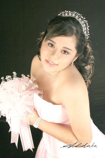 Srita. Diane Michelle Martínez Martínez celebró sus quince años de vida, con uma misa de acción de gracias el 29 de octubre de 2005.