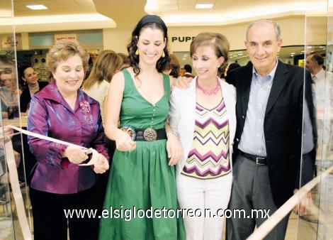 Corte del listón inaugural, María Camila Mesa, Rosé Murra Farrus, Monserrat Farrus de Murra y Fernando Murra Marcos.