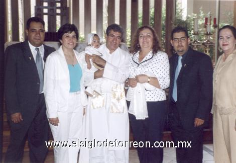 RECIBE LAS AGUAS DEL BAUTISMO
Carlos Manuel Casillas Vela junto a sus padres Carlos Casillas Gutiérrez y Georgina Vela Álvarez, sus padrinos Juan Manuel González García, María Elena y Carmen Lucía García Álvarez y el Pbro. José Luis Gómez.