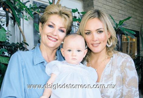 DE VISITA EN LA LAGUNA
Tres generaciones: Georgina Salcido de Finck, Georgina Finck de Monárrez y María Fernanda Monárrez Finck.