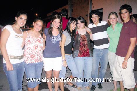 Ana García, Ale Fernández, Any Bremen, Cristy Belausteguigoitia, Lucía Moncholí, Raúl Urteaga, Stephania Berlanga y Jorge García.