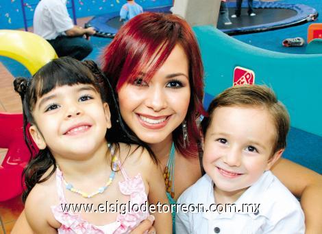 Martha Rodríguez de García del Alba con sus hijos María Paula y Bernardo