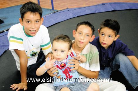 Carlos, José Ignacio y Luis Daniel López Peña con el festejado Luis Eduardo López Diz.