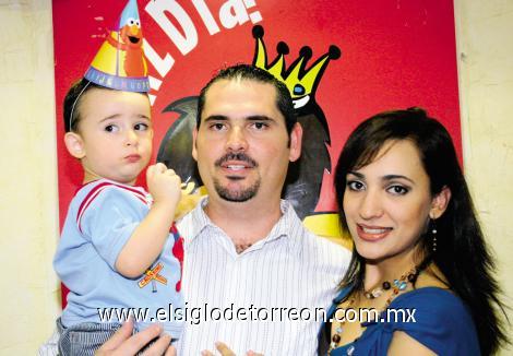 DIVERTIDA PIÑATA
Luis Eduardo López Diz junto a sus papás Luis López del Río y Sofía Diz de López.