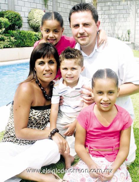 Raúl Ríos Estrada y Cristina Medrano de Ríos con sus hijos Marijose, Cristy y Raúl.