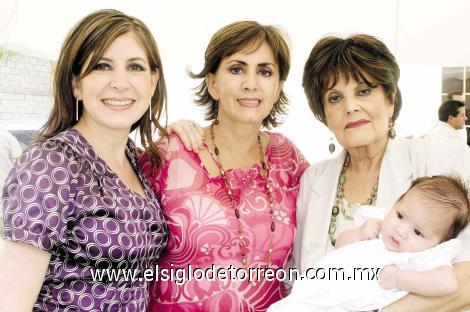 Lilia Sánchez de Mortera, Lilia Martínez de Sánchez, Lilia Salas Martínez y Jimena Mortera Sánchez.