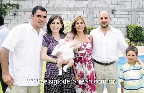 Jimena Mortera Sánchez con sus papás Hector Mortera Beltrán y Lilia Sánchez de Mortera, sus padrinos Lulú Sánchez de Garza y Adrián Garza Cadena y su primo Adrián Garza Sánchez.