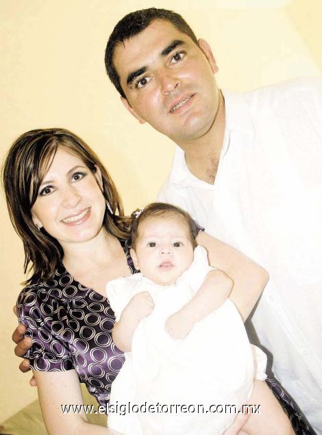 HERMOSO BAUTIZO
Lilia Sánchez de Mortera y Hector Mortera Beltrán con su hija Jimena Mortera Sánchez.