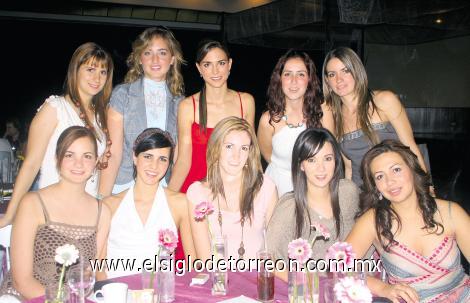 Daniela Murra Marroquín junto a sus amigas Nadia Giacomán, Lizy Papadópulos de Villarreal, Bego Zarragoicoechea de Martínez, Regina Madero de Fernández, Tania Yacamán, Zaida Faccuseh, Valeria Muñoz, Aurora Gutiérrez de Valdéz y Magda Navarro.