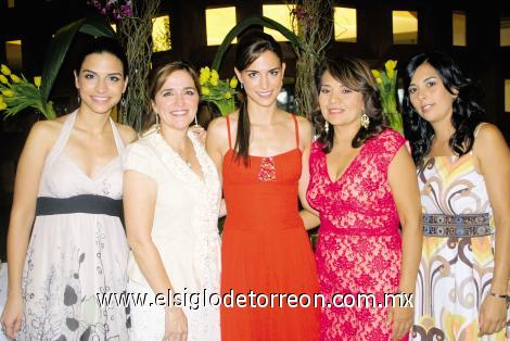 Daniela Murra Marroquín junto a las organizadoras Cecilia Murra Marroquín, Cecilia Marroquín de Murra, Magda García de Cuellar y Maricarmen de Herrera.