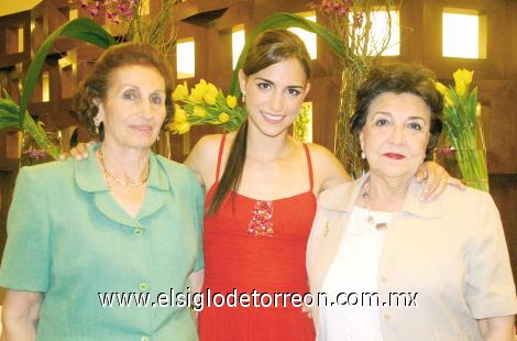 Daniela Murra Marroquín junto a sus abuelas Rosa Talamás de Murra y Malena Lavín de Marroquín.