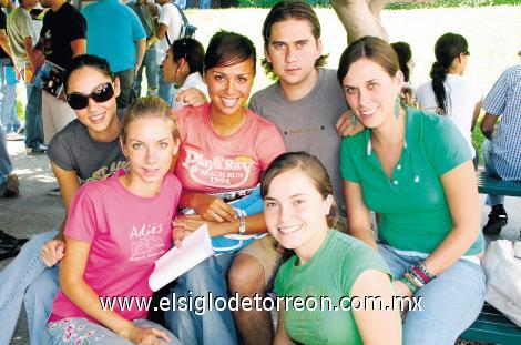 Jackie Jaik, Priscila de la Fuente, Natalia Ávalos, Arturo Castil, Paty Secunza y Laura Gómez.