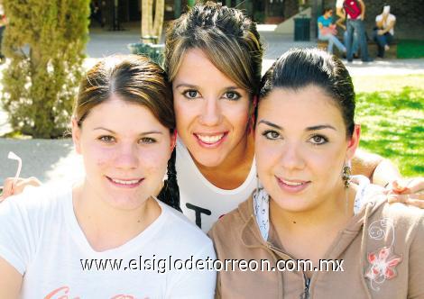 Mariana Peña, Mónica Gallardo y Susana Skarbnik.