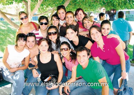 FELIZ REGRESO A CLASES
María Elena, Estefanía, Martha, Lorena, Carla, Alina, Sandra, Monze, Valeria, Marros, Lety, Karla, Violeta, Ale, Sally y Antoine