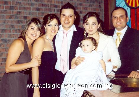 EMOTIVO BAUTIZO
Sandra G. Saucedo Chaidez, Rocío Herrera de Alba, Adán Herrera Pereda, Cynthia Saucedo de Herrera con su hija Jimena Herrera Saucedo y Julián Alba González.