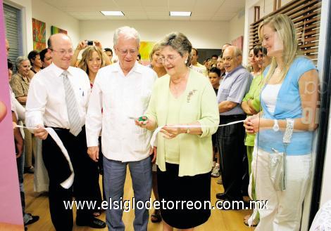 CONCURRIDA INAUGURACIÓN
José Antonio Villarreal Maíz, Roberto Villarreal Roíz, Rosario Maíz de Villarreal y Paty Villarreal Vargas en el corte de listón.