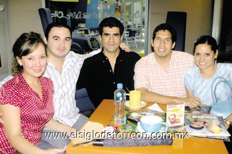 Jaqui Montes, Amy Villarreal, Carlos Rivera, Rafa García y Carmi Rodríguez.