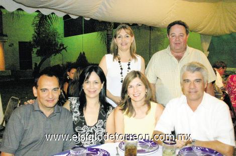 Los compadres Gerardo Lugo, Lupita de Lugo, Cristina de Arrasco, Luis Alberto Arrasco, Mayela González de Viesca y el festejado, Gerardo Viesca Martínez.