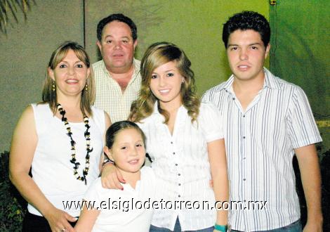 Mayela González de Viesca y Gerardo Viesca Martínez con sus hijos Gerardo, Luisa Fernanda y Ana Sofía Viesca González.