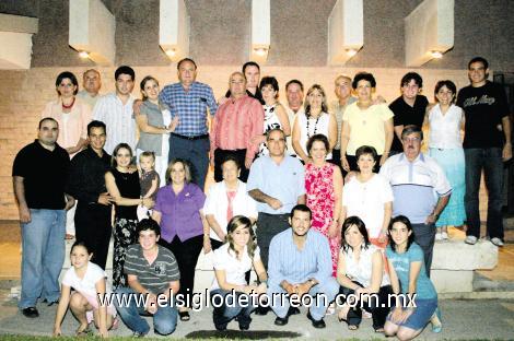 FELICES 50 AÑOS GERARDO
El festejado junto a las familias Viesca Martínez, Viesca González, Viesca Gidi, Viesca Alarcón, Viesca Lobatón, Viesca López, Tostado Viesca, Lozano Viesca, Carrera Viesca, Ruíz Viesca y Jiménez Tostado