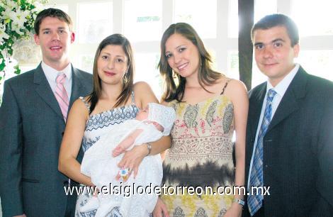 RECIBE LA BENDICIÓN DEL BAUTIZO
Michael Liesch, Anilú Garza de Liesch con María Fernanda del Bosque Garza, Susana Garza de Del Bosque y José Lorenzo del Bosque Alba.