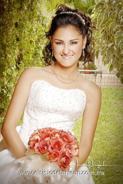 Srita. Marcela Carbajal Quiroz, en una foto de estudio  con motivo de sus quince años.