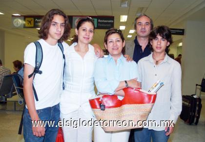 04092006 
Emerson, Alicia, William y Llaya Budd y Kokis Delgado viajaron al DF