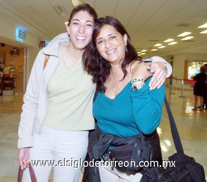 03092006 
Bárbara Aloisi y Lizbeth Huerta viajaron a la Ciudad de México.