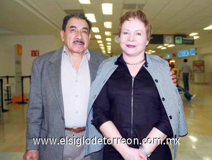 06092006 

 José Silos y Adriana Castro e Silos viajaron con destino a la Ciudad de México