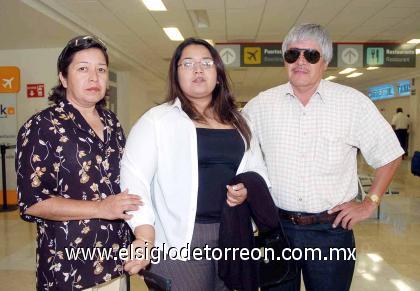 08092006 
Claudia Ávalos viajó a Chihuahua, la despidieron Carlos Moreno y Lety Rosales.