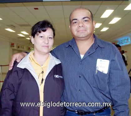 08092006 
Gerardo Salazar y Dora Leticia Pérez viajaron a la Ciudad de México.