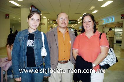 08092006 
Laura Gómez, Laura López y Rafael Gómez viajaron con destino a la Ciudad de México.