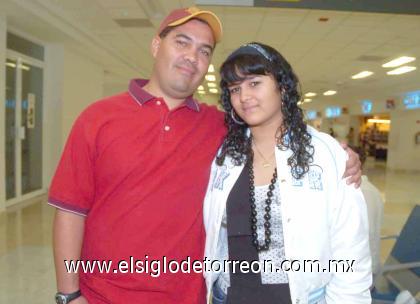 07092006

Fany Candelas viajó a Los Ángeles, la despidió Carlos Fernández.