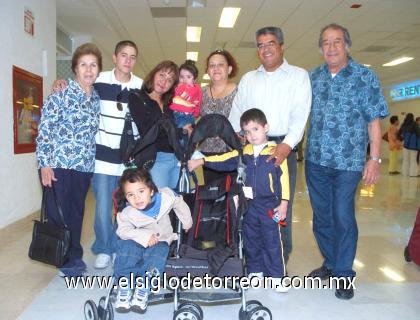 11092006

Procedente de San Francisco, llegó Rosario Albarrán y fue recibida por su familia.