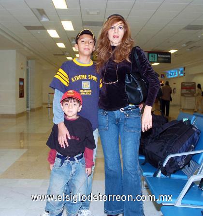 09092006 

 Onnie de Figueroa, Sebastián Figueroa y Senastián Figueroa Dávila viajaron al DF