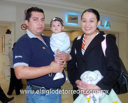 09092006 

Sandra Alfaro, Néstor Baeza y Marel Baeza viajaron a la Ciudad de México