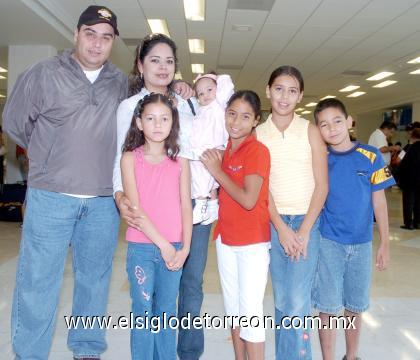 10092006 
Mónica Saldívar, Daniela Cano y Natalia Sasia viajaron a Tijuana, las despidió su  familia.