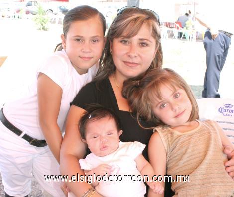 Laura de Villa y sus hijas Ana Lucia, Ana Luisa y Ana Cristina.