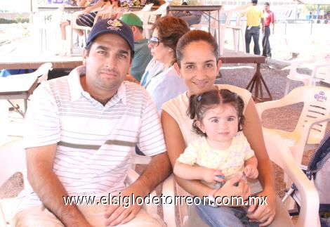 Ernesto Rosales y Leticia Bravo junto a su hija Leticia Rosales Bravo.