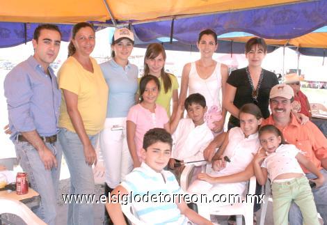 AFICIONADOS A LA EQUITACIÓN
Fernando, Maryfer, Daniela, Renata y Gaby Abusaid; José Carlos Handal, Gloria, Gerardo y Lizeth Viesca; Begoña López, Idaly Chibli y Luis Mendoza Ruenes.