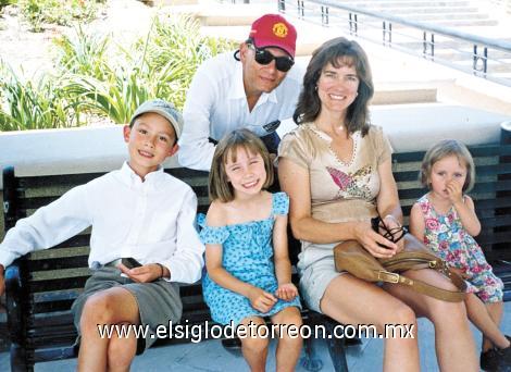 VACACIONANDO EN LA LAGUNA
Antonio Balderrama, Melanie Foster de Balderrama con sus hijos Tony, Sofía, y Allegra.