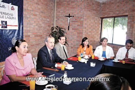 INICIAN ACTIVIDADES EN LA ULSA
Dr. Felipe Pérez Gavilán Torres en compañía de directivos y catedráticos.