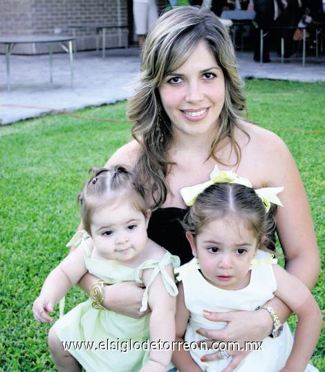 Alejandra Sánchez de Necochea con sus hijas Paulina y Alejandra Necochea.