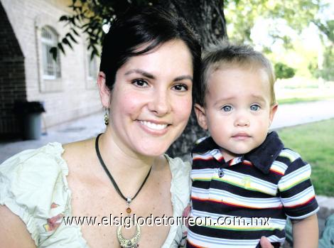 Lucy Sánchez de Benítez y su hijo Juan Carlos.