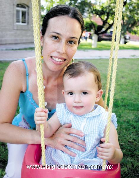 Marisol Tricio de Gil y Manuela Gil Tricio.