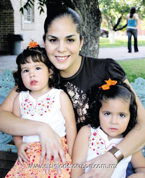 Valeria Garza y sus niñas Isabella y Valeria Hernández Garza.