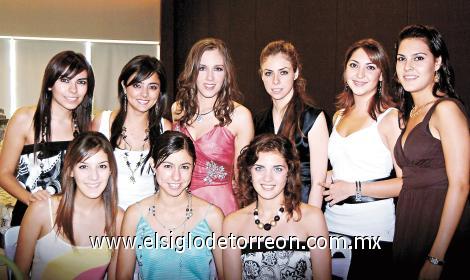 Wva Sofía Gurza, Ale Larrinaga, Celina Cepeda, Paty Lugo, Sofía Grageda, Ana Ávila, Claudia Peña y Sofía Acosta.